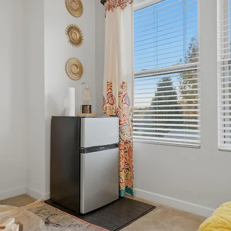 Spacious 4br Getaway With Fenced Yard Minutes Away From Clt Airport & Uptown Holiday home