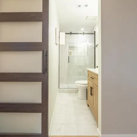 Ballantyne 3br House, Privateyard, Work Desk & 1 Gig Wi-fi *