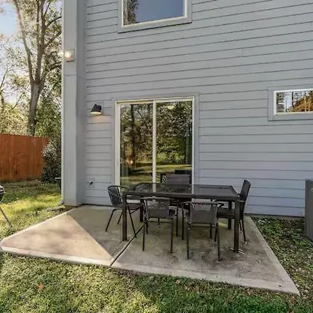 Modern Queen Retreat-sleeps 10 * Charlotte