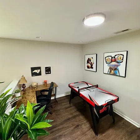 Holiday home Spacious 4 Bedroom House In Area Close To Pnc Pavilion