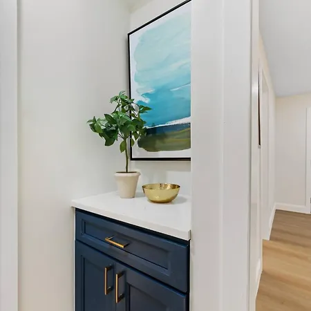 Plaza Shamrock *pied-a-terre* Newly Renovated! Holiday home Charlotte