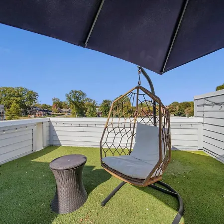 Modern 4-story 3-br Townhome With Rooftop Lounge Holiday home Charlotte