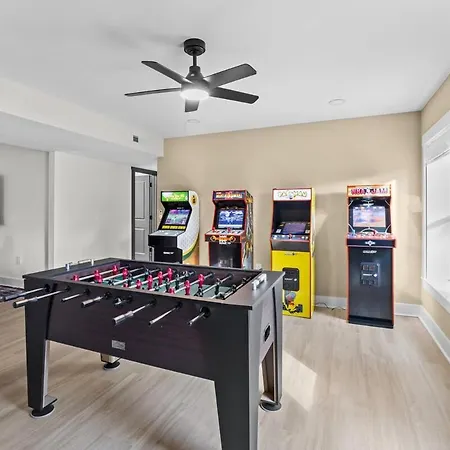4 Kings-1 Queen-gameroom-lounge-luxury Home-4k1q2t