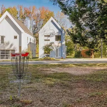 Modern Queen Retreat-sleeps 10 Holiday home *