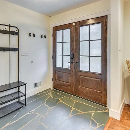 Dog-friendly Yard, 5 Mi To Uptown: *