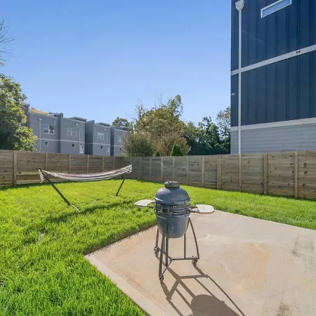 Holiday home Modern 4-story 3-br Townhome With Rooftop Lounge *