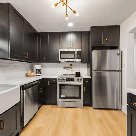 New Shamrock Stunner | King Bed, Pet Friendly * Charlotte
