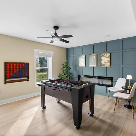 4 Kings-1 Queen-gameroom-lounge-luxury Home-4k1q2t Holiday home Charlotte