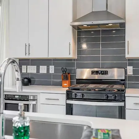 Modern Queen Retreat-sleeps 10 Holiday home *