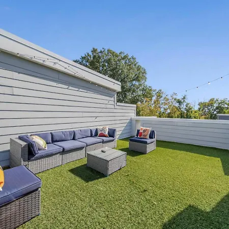 Holiday home Modern 4-story 3-br Townhome With Rooftop Lounge *