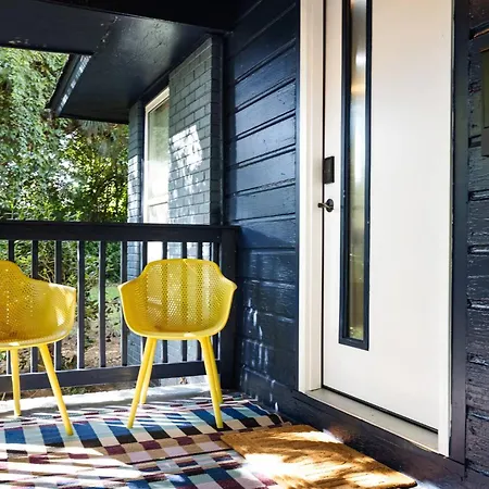 New Shamrock Stunner | King Bed, Pet Friendly Holiday home Charlotte