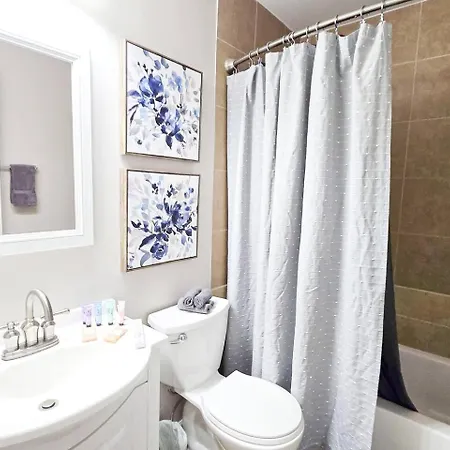 Holiday home 3br | King+2q | 75”tv | Matthews