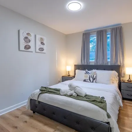 Ballantyne 3br House, Privateyard, Work Desk & 1 Gig Wi-fi Holiday home
