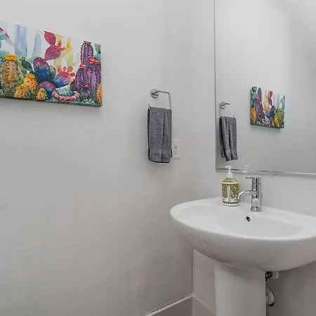 Modern Queen Retreat-sleeps 10 * Charlotte
