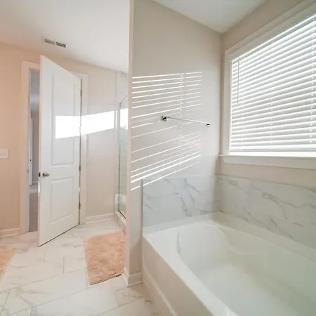 Holiday home Luxury 4br Escape - Premium Modern Comfort *