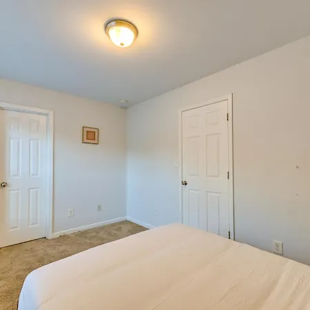 Holiday home Pet-friendly Just Outside Downtown Charlotte! Charlotte