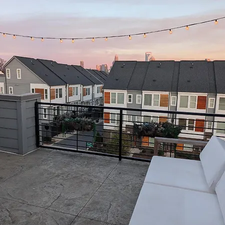 Queen Castle - Rooftop, Garage, King Beds, Pet Friendly * Charlotte