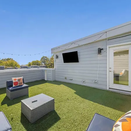 Modern 4-story 3-br Townhome With Rooftop Lounge