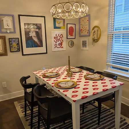 Holiday home Queen Castle - Rooftop, Garage, King Beds, Pet Friendly