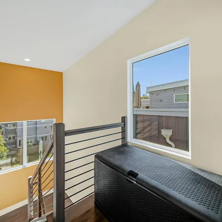 Modern 4-story 3-br Townhome With Rooftop Lounge *