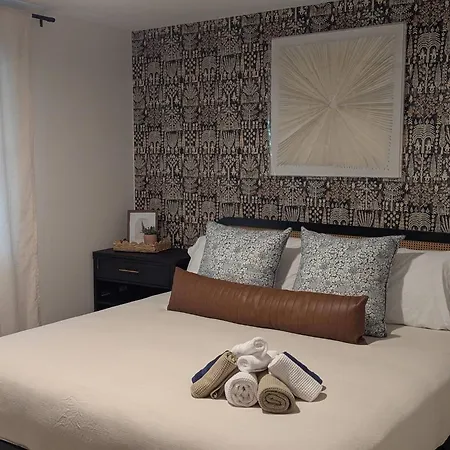 Holiday home *now Available!* Renovated Plaza Shamrock Duplex *