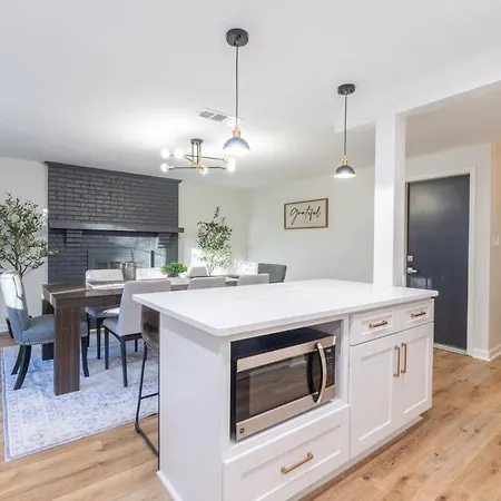 Ballantyne 3br House, Privateyard, Work Desk & 1 Gig Wi-fi * Charlotte
