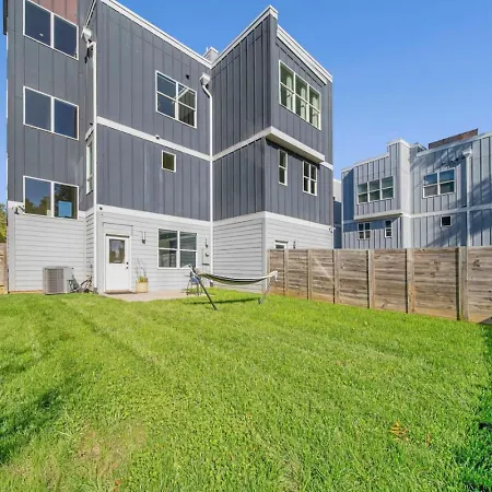 Modern 4-story 3-br Townhome With Rooftop Lounge Charlotte