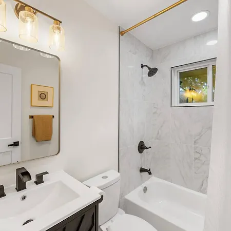 Holiday home New Shamrock Stunner | King Bed, Pet Friendly Charlotte
