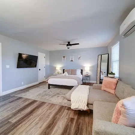 Stylish 4br - Modern & Bright Interior Holiday home
