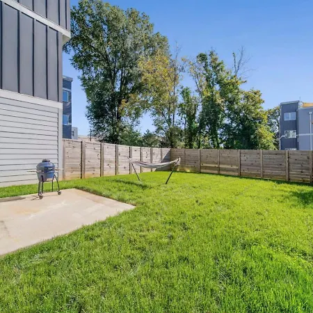 Modern 4-story 3-br Townhome With Rooftop Lounge Holiday home *