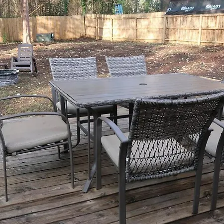 Ballantyne 3br House, Privateyard, Work Desk & 1 Gig Wi-fi Holiday home Charlotte