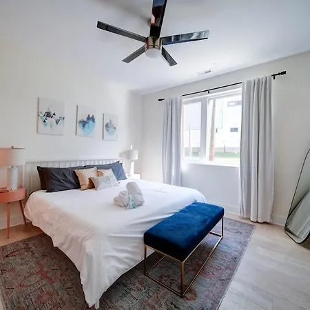 Holiday home Luxe Townhome Rooftop Hot Tub Parking *