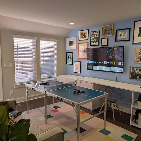 Queen Castle - Rooftop, Garage, King Beds, Pet Friendly Charlotte
