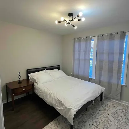 Holiday home Spacious 4 Bedroom House In Area Close To Pnc Pavilion Charlotte