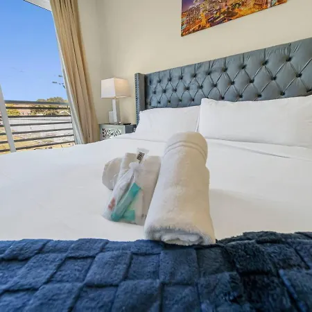 Holiday home Modern 4-story 3-br Townhome With Rooftop Lounge