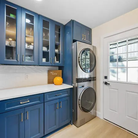 Holiday home *now Available!* Renovated Plaza Shamrock Duplex *