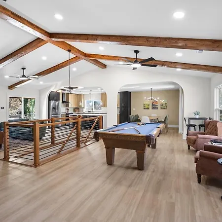 4 Kings-1 Queen-gameroom-lounge-luxury Home-4k1q2t Holiday home