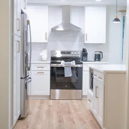 Ballantyne 3br House, Privateyard, Work Desk & 1 Gig Wi-fi Holiday home *