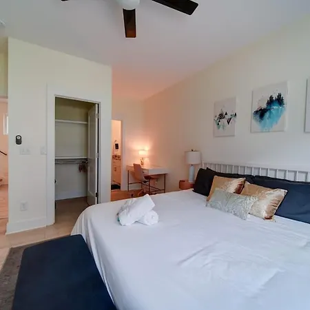 Holiday home Luxe Townhome Rooftop Hot Tub Parking Charlotte