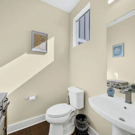 Modern 4-story 3-br Townhome With Rooftop Lounge *