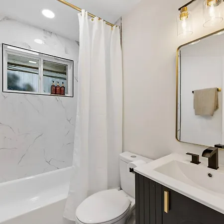 *now Available!* Renovated Plaza Shamrock Duplex Holiday home *