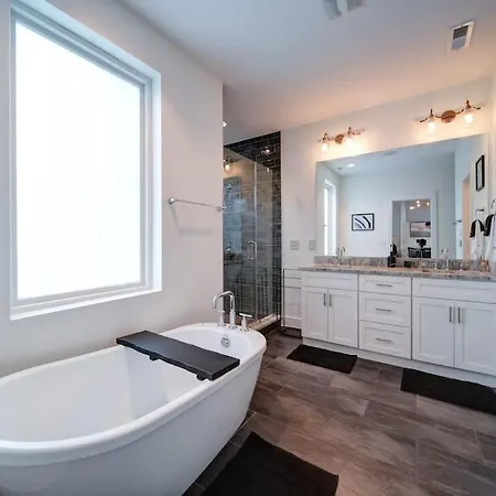 Modern Rooftop Townhome W Hot Tub & Skyline Views * Charlotte