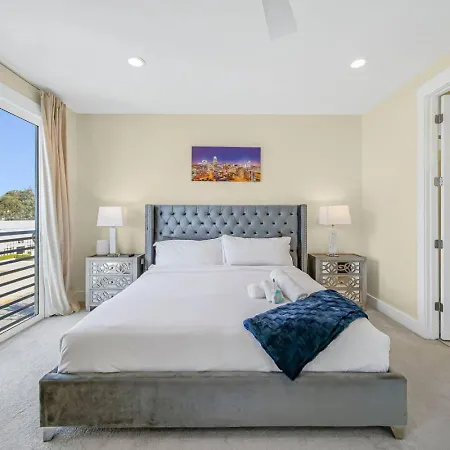 Holiday home Modern 4-story 3-br Townhome With Rooftop Lounge Charlotte
