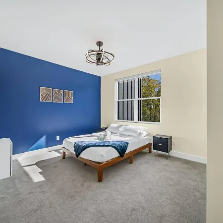 Modern 4-story 3-br Townhome With Rooftop Lounge