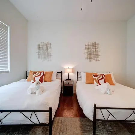 Holiday home Modern Rooftop Townhome W Hot Tub & Skyline Views *