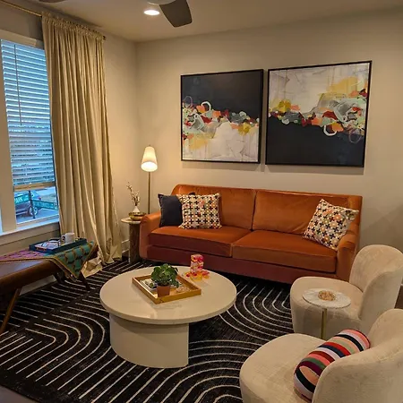 Queen Castle - Rooftop, Garage, King Beds, Pet Friendly Charlotte