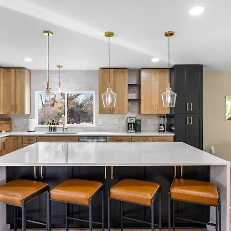 4 Kings-1 Queen-gameroom-lounge-luxury Home-4k1q2t Charlotte