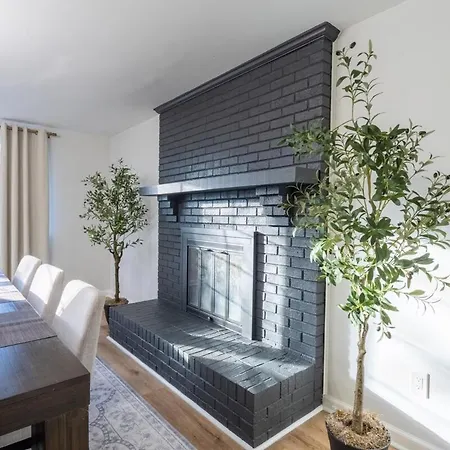 Ballantyne 3br House, Privateyard, Work Desk & 1 Gig Wi-fi * Charlotte