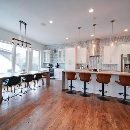 Holiday home Modern Rooftop Townhome W Hot Tub & Skyline Views Charlotte