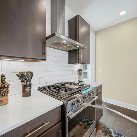 Modern 4-story 3-br Townhome With Rooftop Lounge Holiday home